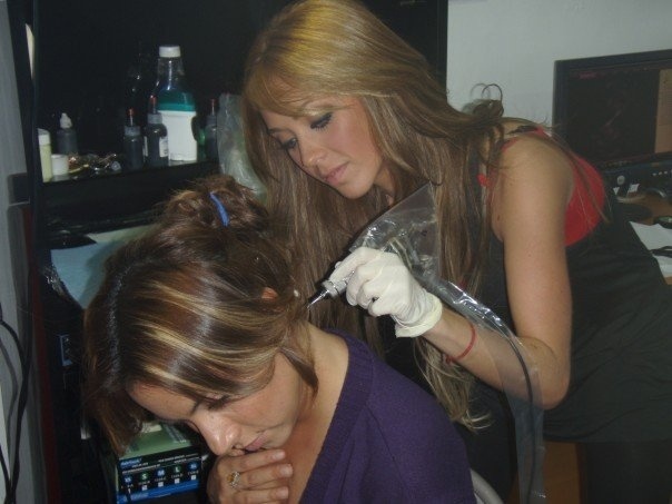 4 - Anahi con nuevo tatuaje