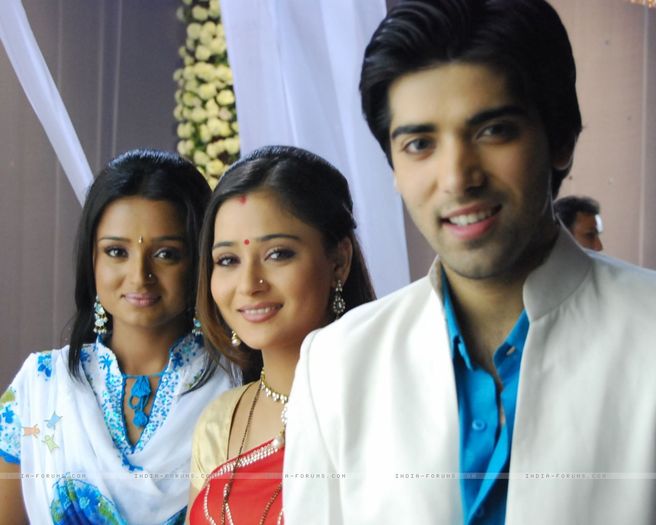 33225-ragini-sadhna-and-ranveer-looking-gloriousioj