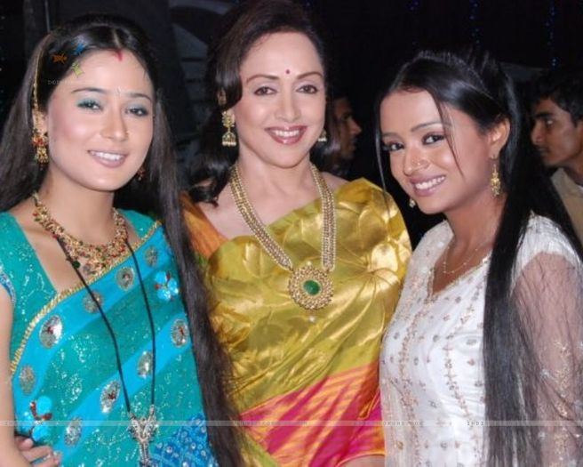 33240-ragini-and-sadhna-with-hema-malinii - SAPNA BABUL KA BIDAAI ALL PICTURES AND WALLPAPERS
