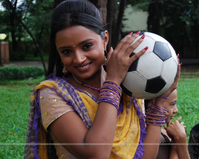 33246-ragini-with-a-footballop