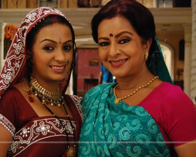 33293-malti-with-her-mother6y - SAPNA BABUL KA BIDAAI ALL PICTURES AND WALLPAPERS