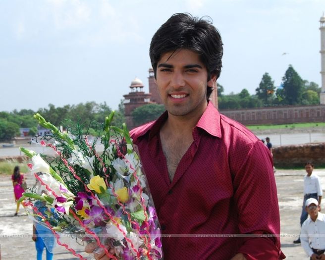 33303-ranvir-rajvansh-with-a-bouquetpo - SAPNA BABUL KA BIDAAI ALL PICTURES AND WALLPAPERS