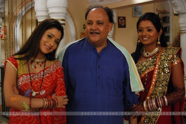 33333-prakashchand-sharma-with-her-daughters - SAPNA BABUL KA BIDAAI ALL PICTURES AND WALLPAPERS