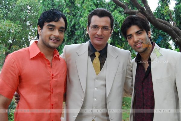 33287-indrajit-with-his-sons-alekh-and-ranvir - SAPNA BABUL KA BIDAAI ALL PICTURES AND WALLPAPERS