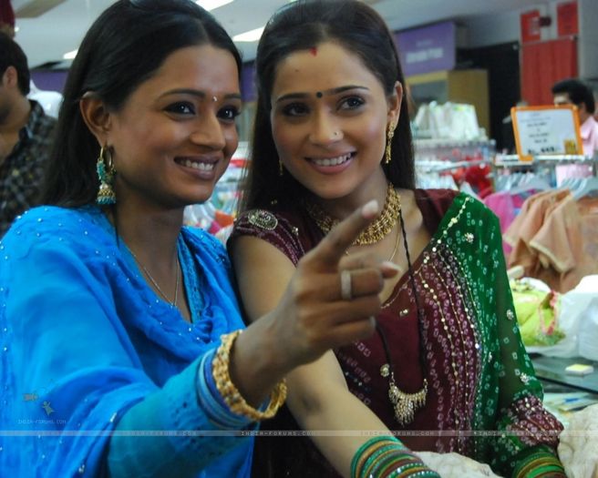 33290-ragini-and-sadhna-doing-shoppingo - SAPNA BABUL KA BIDAAI ALL PICTURES AND WALLPAPERS