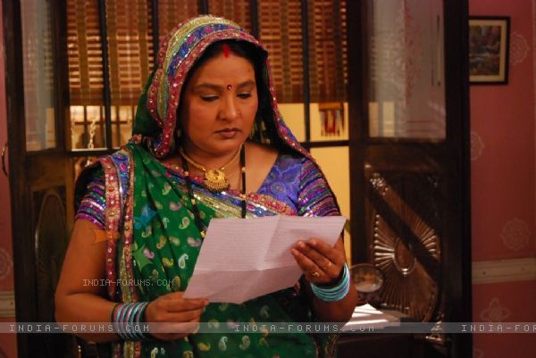 33350-kaushalya-reading-a-letter - SAPNA BABUL KA BIDAAI ALL PICTURES AND WALLPAPERS