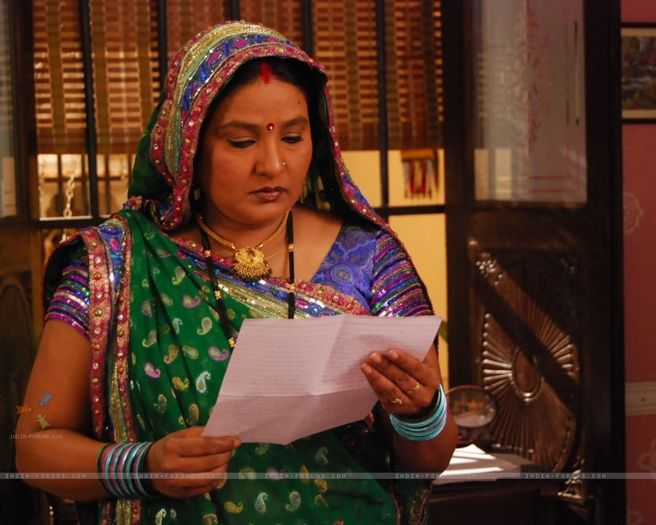 33350-kaushalya-reading-a-letter90 - SAPNA BABUL KA BIDAAI ALL PICTURES AND WALLPAPERS