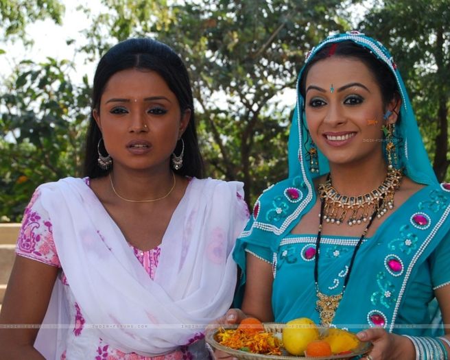 33359-ragini-with-her-bhabhi-maltil - SAPNA BABUL KA BIDAAI ALL PICTURES AND WALLPAPERS