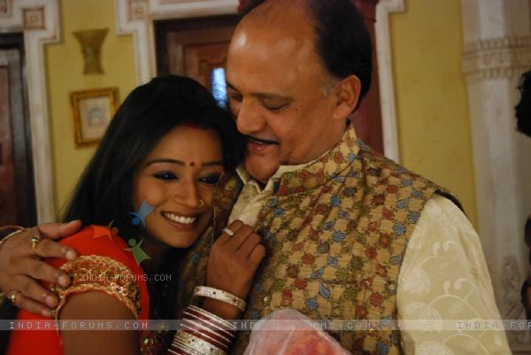 33360-father-and-daughter-love-scene - SAPNA BABUL KA BIDAAI ALL PICTURES AND WALLPAPERS