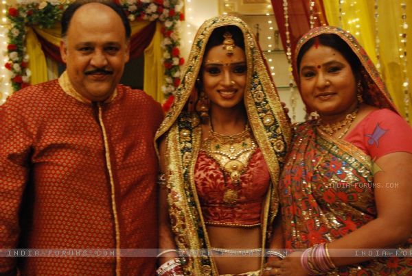 107325-ragini-with-her-mother-and-father - SAPNA BABUL KA BIDAAI ALL PICTURES AND WALLPAPERS