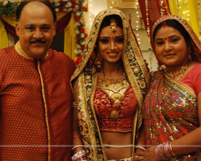 107325-ragini-with-her-mother-and-fatherui - SAPNA BABUL KA BIDAAI ALL PICTURES AND WALLPAPERS