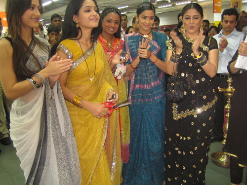 20080108084017_slide-show-7 - Big Bazaar launches Star Parivaar Designer Ethnic Wear Collection