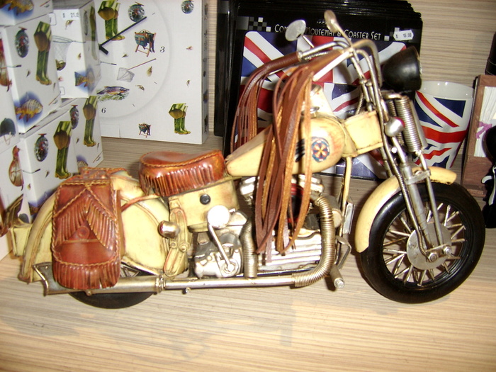 motocicleta-de-colectie-din-metal-mare-indian-cherokee-din-anglia-462628 - masti venetiene