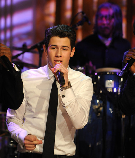 Nick-2011-nick-jonas-19623950-506-594