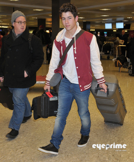 Nick-desembarcando-no-aeroporto-em-Washington-DC-23-02-nick-jonas-19599564-1656-2000 - Airport in Washington