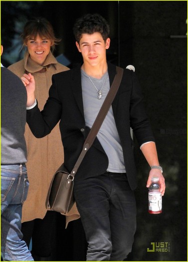 Nick-em-Los-Angeles-22-02-nick-jonas-19563773-877-1222 - In L A