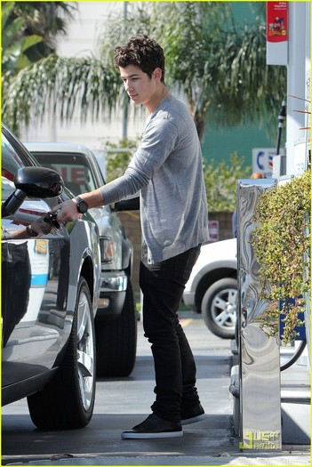 Nick-Jonas-2011-Jonas_Nezrin-nick-jonas-19539122-817-1222 - Gase Station sau km s-o scrie