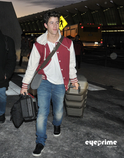 Nick-desembarcando-no-aeroporto-em-Washington-DC-23-02-nick-jonas-19599553-1567-2000 - 2011 pics XD