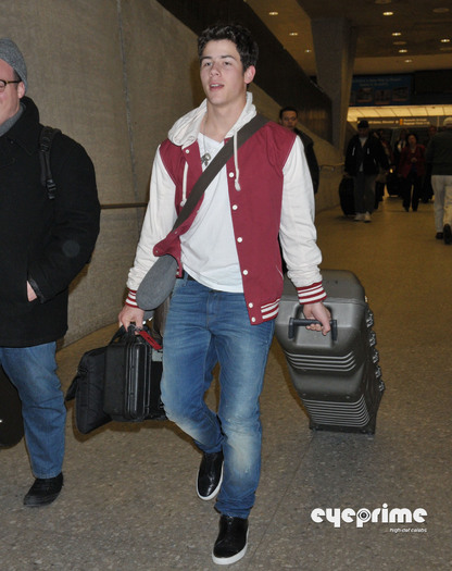 Nick-desembarcando-no-aeroporto-em-Washington-DC-23-02-nick-jonas-19599556-1583-2000 - 2011 pics XD