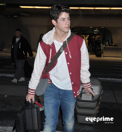 Nick-desembarcando-no-aeroporto-em-Washington-DC-23-02-nick-jonas-19599558-1859-2000 - 2011 pics XD