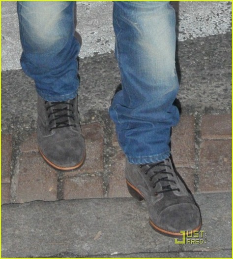 Nick-Jonas-takes-a-late-night-stroll-on-Wednesday-night-in-Washington-D-C-nick-jonas-19597112-775-85 - 2011 pics XD