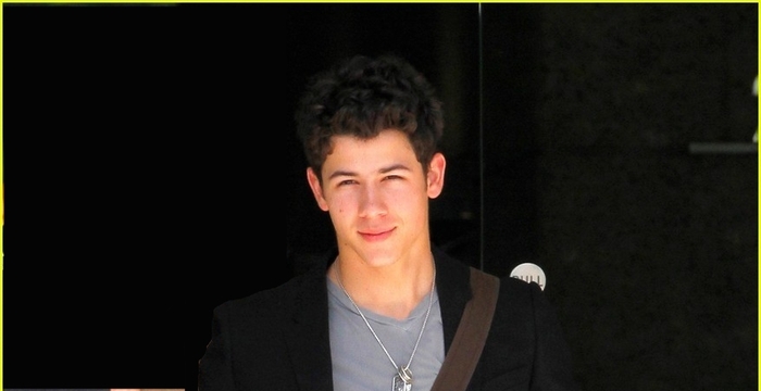 Nick-em-Los-Angeles-22-02-nick-jonas-19563773-877-1222 - 2011 pics XD