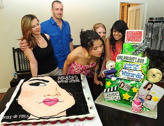 Selena-Gomez-Birthday-Cake-2 - selena tortul ei cu poza ei