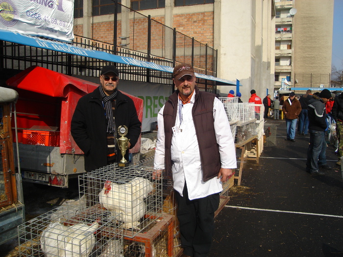 Expo. Brasov Feb. 2011; Cristi si Adi Trambitas la vanzari de pasari de rasa.
