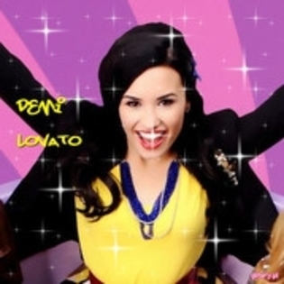 25363868_MUGJMMMJW - demi lovato cu sclipici pe ea