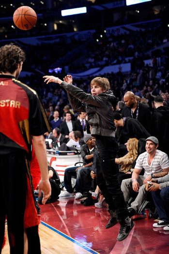Justin+Bieber+2011+NBA+Star+Game+Performances+1qbc6m2xqXTl - justin bieber 2011
