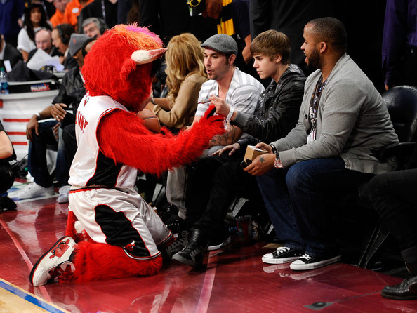 Justin+Bieber+2011+NBA+Star+Game+Performances+31rC4em-ikll - justin bieber 2011