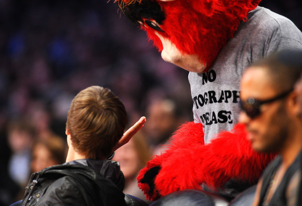 Justin+Bieber+2011+NBA+Star+Game+Performances+I_0h86wnFwXl - justin bieber 2011