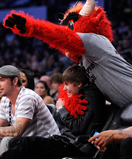 Justin+Bieber+2011+NBA+Star+Game+Performances+TGI09t1KULSl - justin bieber 2011