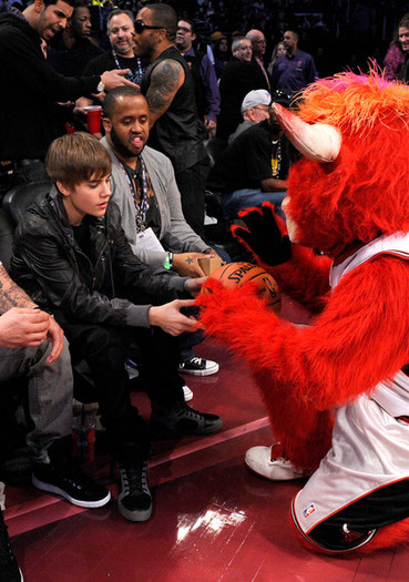 Justin+Bieber+2011+NBA+Star+Game+Performances+vz1A6nEESObl - justin bieber 2011