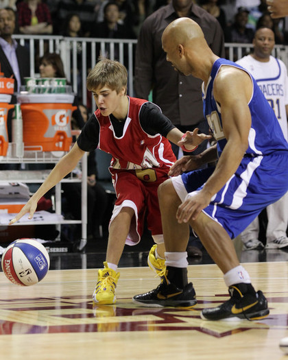 Justin+Bieber+2011+NBA+Star+Celebrity+Game+IiB9_bIUblhl - justin bieber 2011