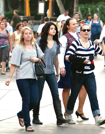 selena-gomez-disneyland - sell se distreaza la disneyland