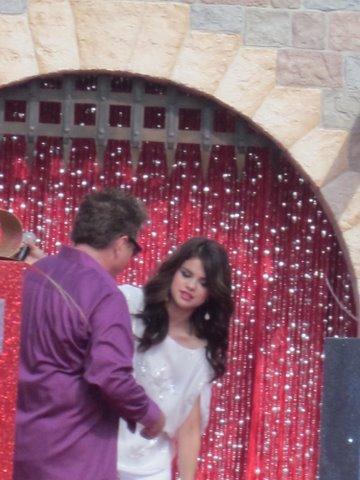 selena-gomez-disneylad2 - selly in concert la Disneyland