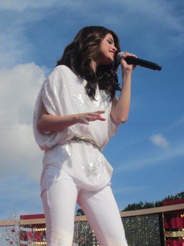 selena-gomez-disneylad4 - selly in concert la Disneyland