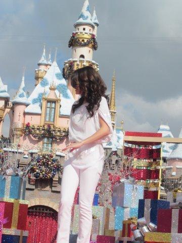 selena-gomez-disneylad15 - selly in concert la Disneyland