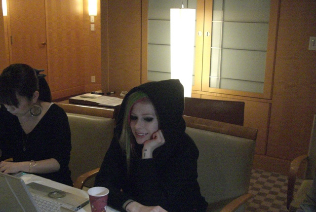 056 - Avril - Lavigne - 2011 - february - 27 - in - Tokyo - Japan - Chatting - with - fans