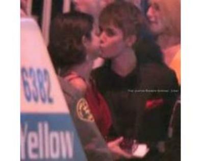 justin si selena sarut - justin si selena