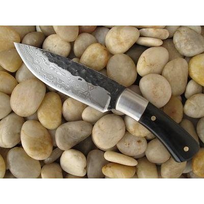 Damasc 1095 = 415 lei; Este un cutit foarte calitativ ce poate fi folosit in egala masura atat la taiat, cat si la jupuit,
