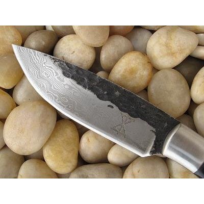 Damasc 1095 = 415 lei; Dimensiuni: lungimea lamei este de 15 cm,iar a manerului de 11 cm - lungime totala 26 cm. Manerul es
