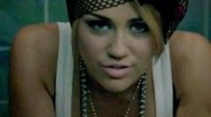 Miley-Cyrus-Who-Owns-My-Heart-videoclip