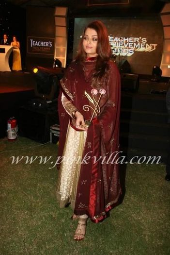 ur6pe7ufsaw36rew - Aishwarya Rai 2011