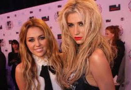 Miley si Kesha!(sa stiti ca e o poza unica)