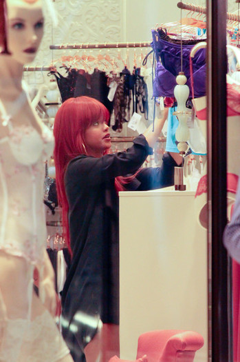 Rihanna+Rihanna+Shops+Westfield+RSgecNgNplCl - rihanna