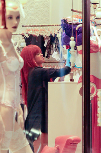 Rihanna+Rihanna+Shops+Westfield+WJGfdbw0DvCl - rihanna