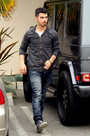 Joe+Jonas+Joe+Jonas+Takes+Dog+Vet+BxEIre58zuJl - Joe Jonas Takes His Dog to the Vet