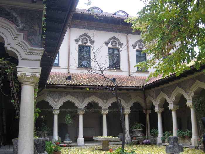 in curtea bisericii Stravopolos - bucuresti  episod 5